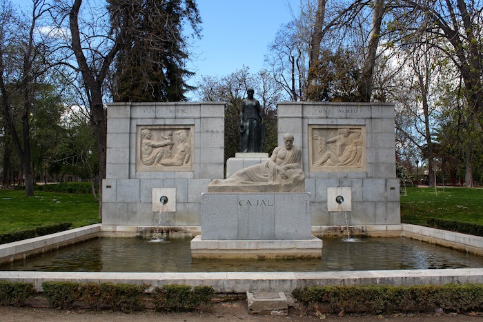 Santiago Ramon y Cajal monument, Madrid - 02.jpg